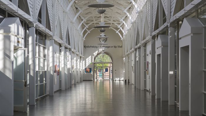 Genudsendelser, betalings-tv og sengekantsfilm på TV 2